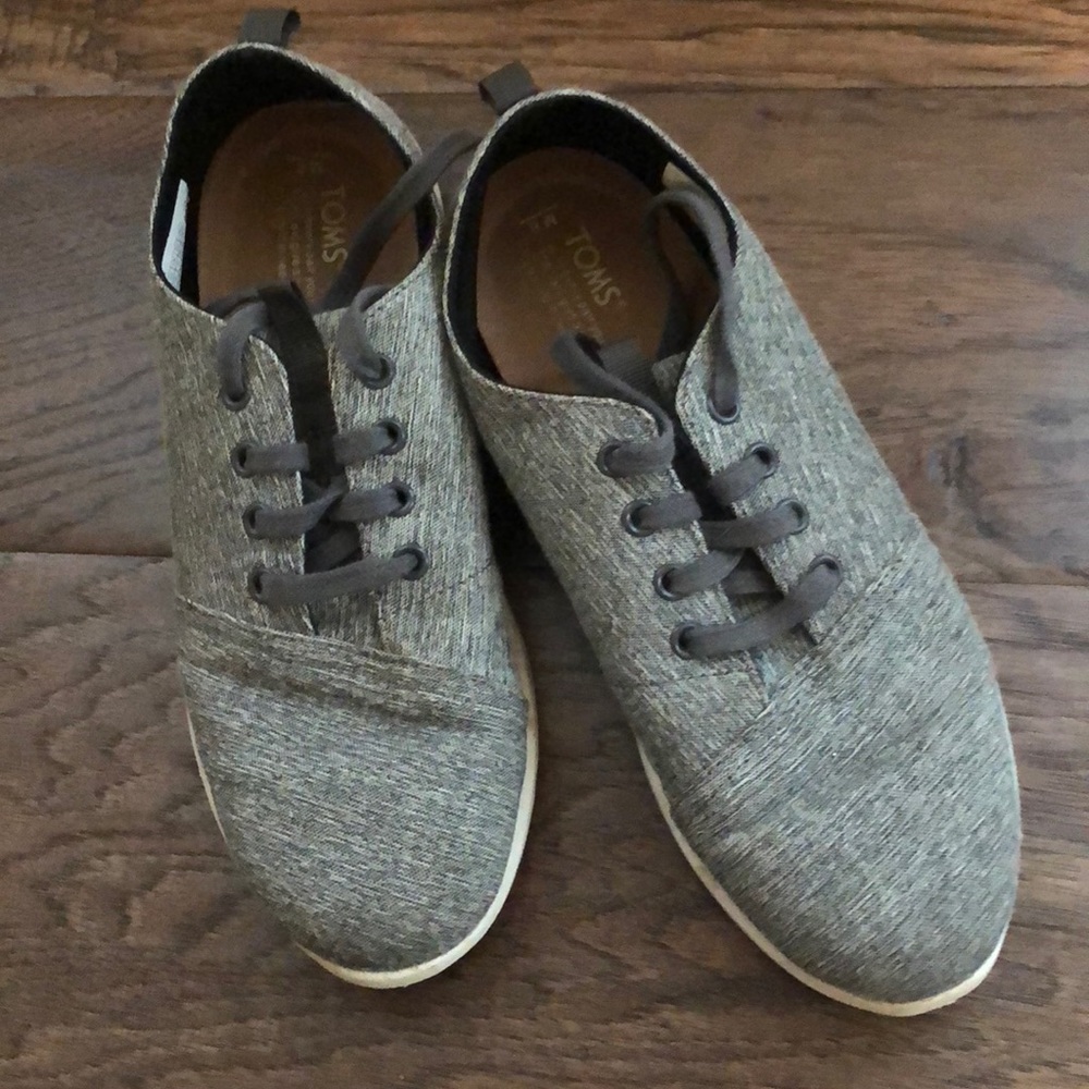 TOMS size 8
